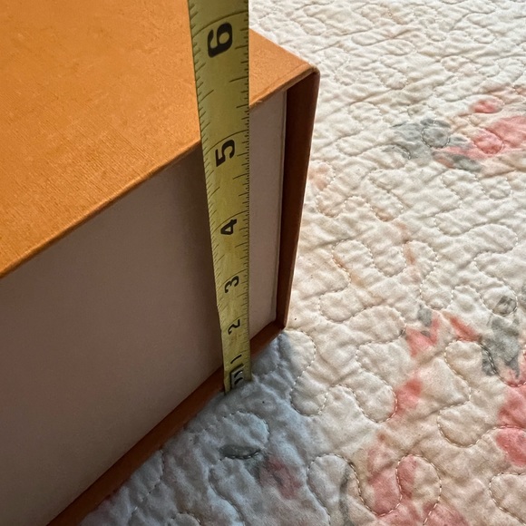 Medium/large Louis Vuitton gift box - Picture 5 of 5